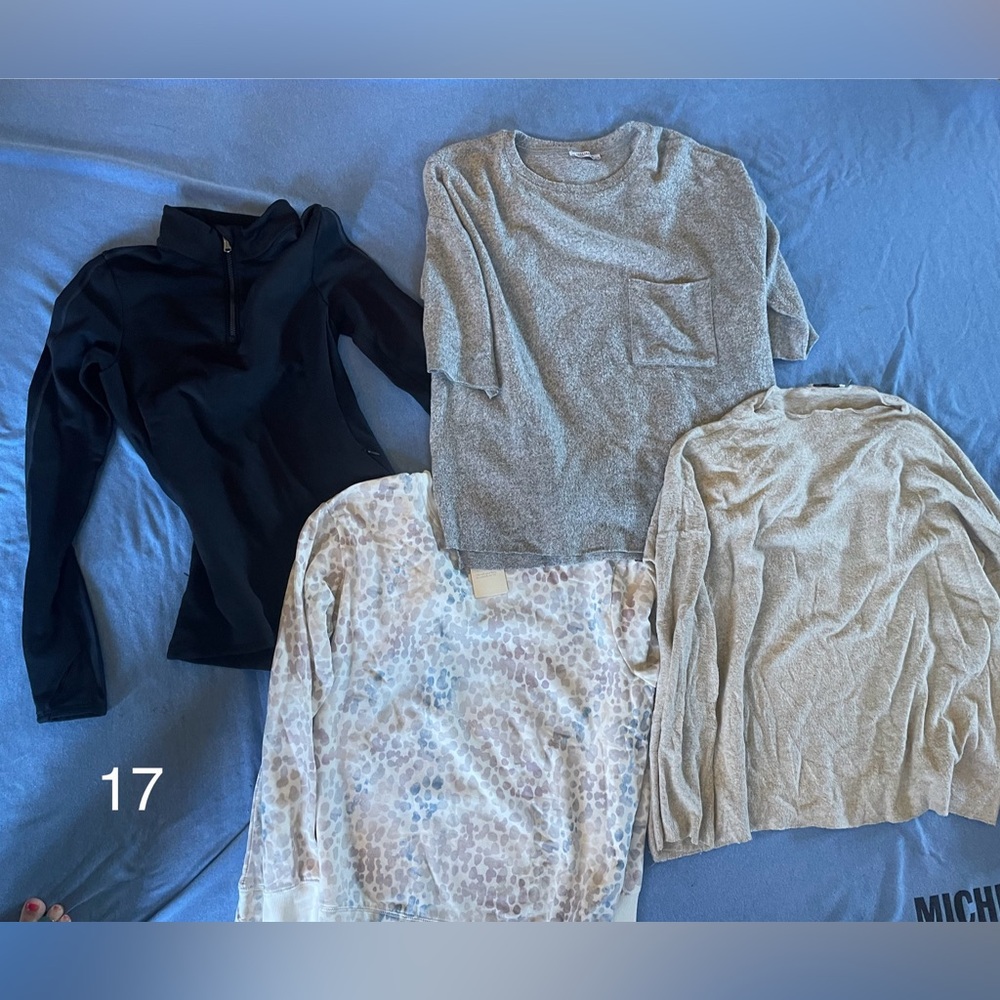 Set of 4 sweaters.